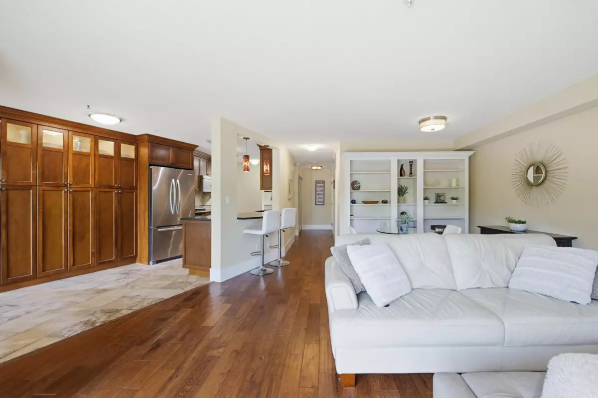 Family Room Photo of 305 15150 29a Avenue, Surrey, BC