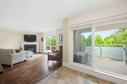 Kitchen Island Photo of 305 15150 29a Avenue, Surrey, BC