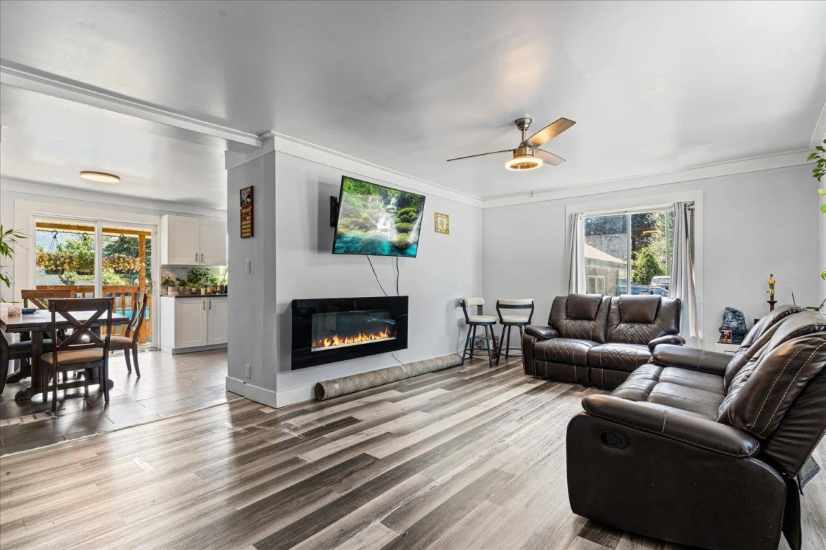 Living Room Photo of 50970 Yale Road, Rosedale, BC