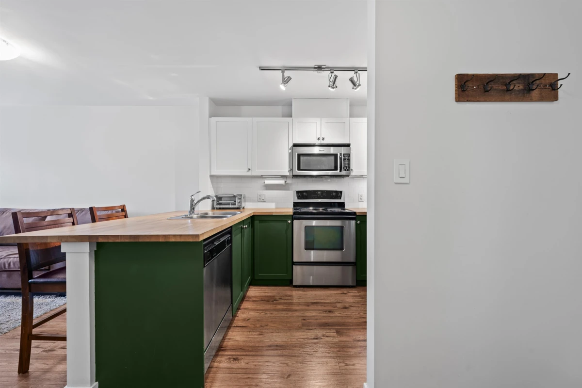 Living Room Photo of 312 315 Knox Street, New Westminster, BC