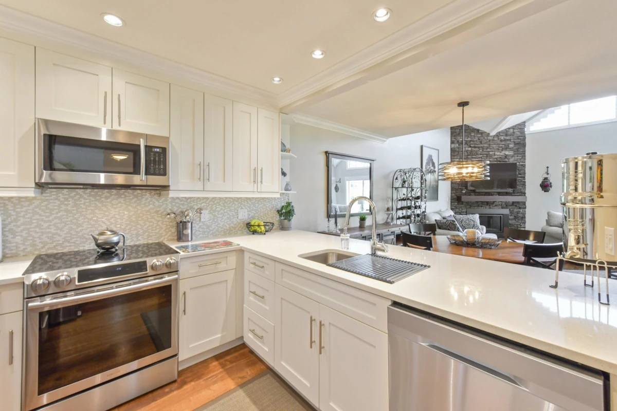 Dining Area Photo of 311 15270 17th Avenue, Surrey, BC