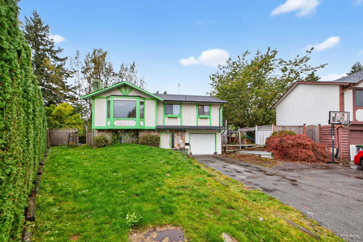 Living Room Photo of 7253 140a Street, Surrey, BC