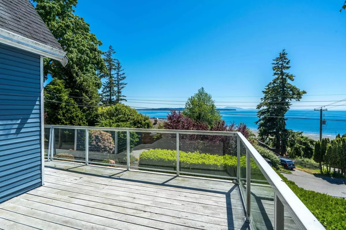 Family Room Photo of 14815 Hardie Avenue, White Rock, BC