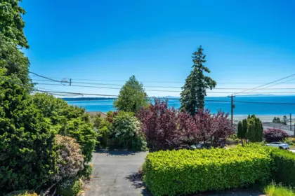 Kitchen Photo of 14815 Hardie Avenue, White Rock, BC
