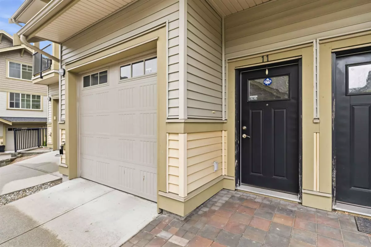 Living Room Photo of 11 9533 130a Street, Surrey, BC