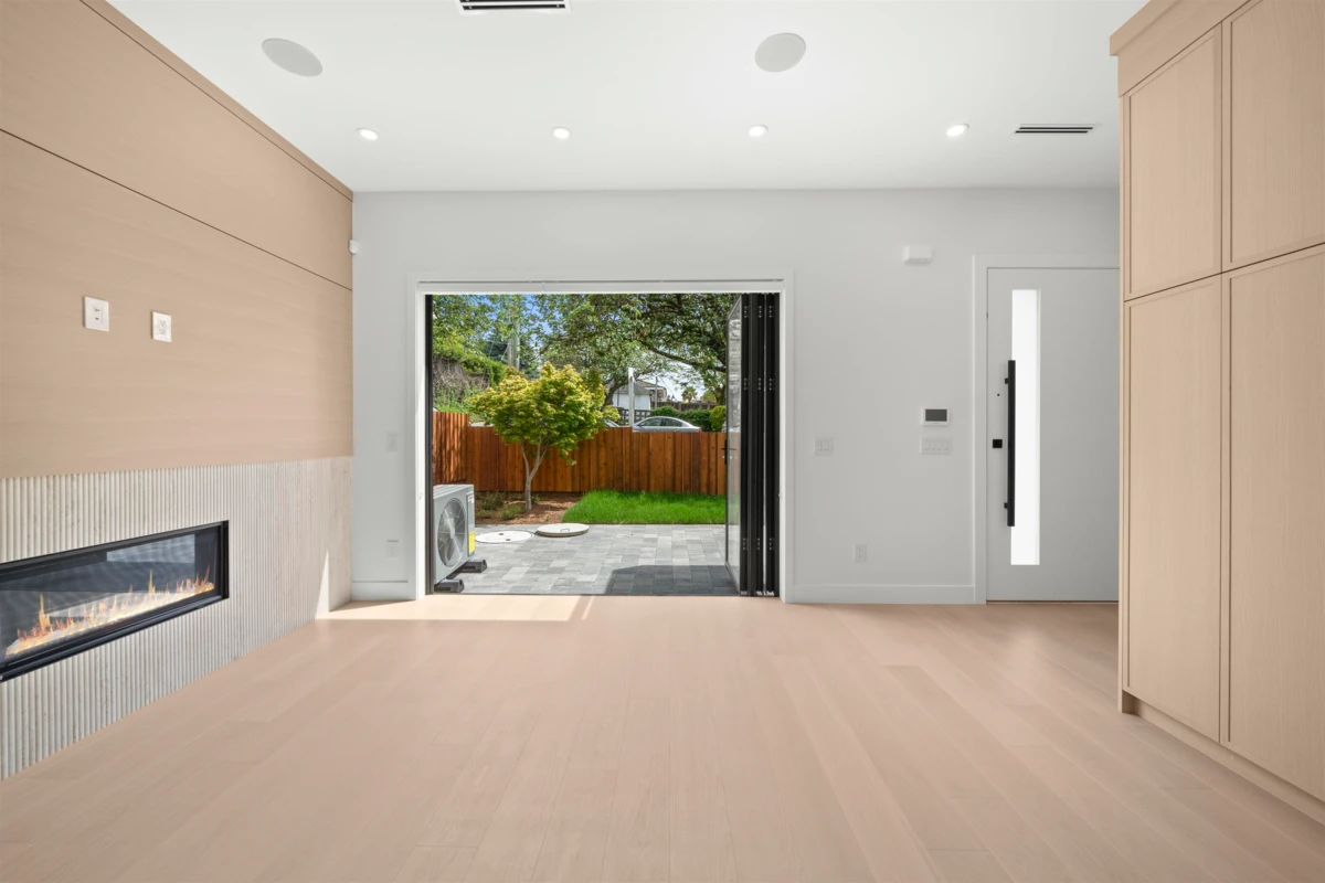 Dining Area Photo of 1 6461 E Prince Edward Street, Vancouver, BC