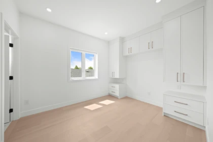 Walk-In Closet Photo of 1 6461 E Prince Edward Street, Vancouver, BC