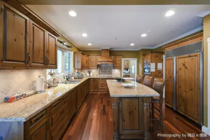 Kitchen Island Photo of 1368 Minto Crescent, Vancouver, BC