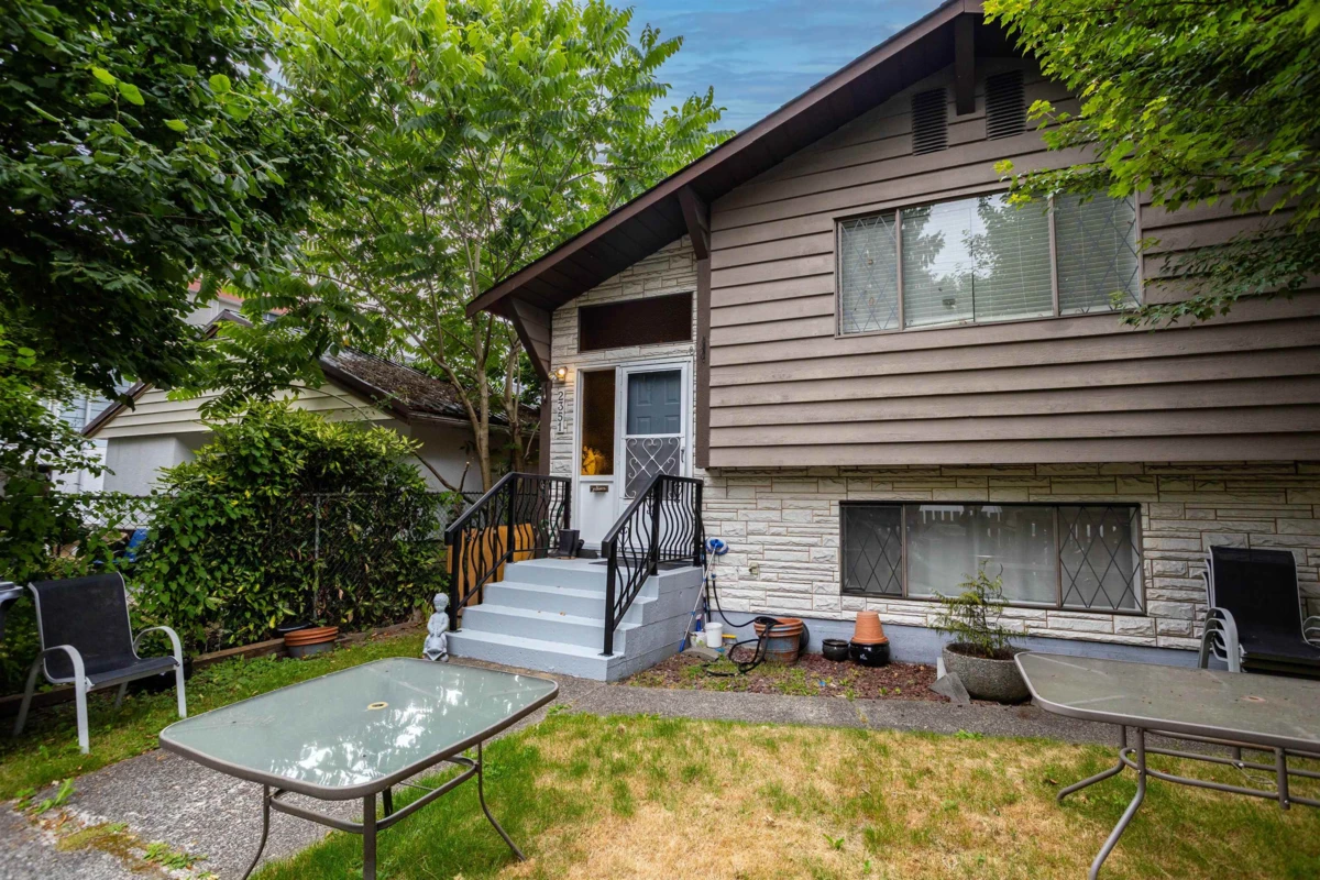 Living Room Photo of 2351 Hawthorne Avenue, Port Coquitlam, BC