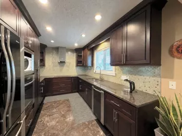 Kitchen Island Photo of 5885 Lincoln Street, Vancouver, BC