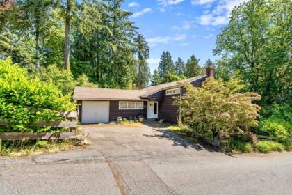 Kitchen Island Photo of 4704 Dogwood Lane, West Vancouver, BC