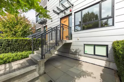 Entry Foyer Photo of 357 E 16th Avenue, Vancouver, BC