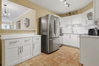 Kitchen Island Photo of 15272 20 Avenue, Surrey, BC