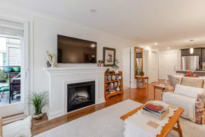 Entry Foyer Photo of 305 15389 Roper Avenue, White Rock, BC