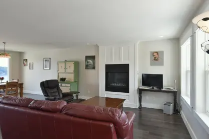 644 Gibsons Way, Gibsons, BC, Gibsons — Single Family Residence for sale