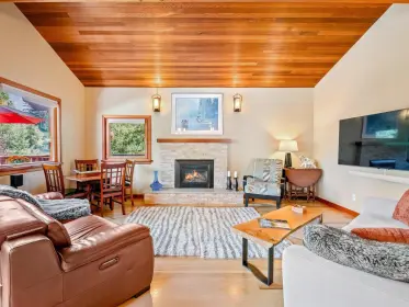 6218 Eagle Drive, Whistler, BC, Whistler — Single Family Residence for sale