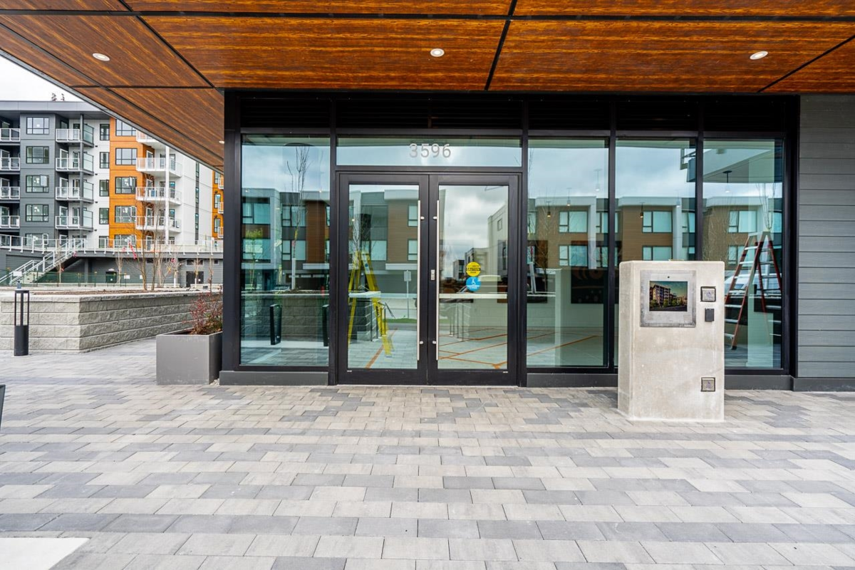 Kitchen Photo of 403 3596 Malsum Drive, North Vancouver, BC