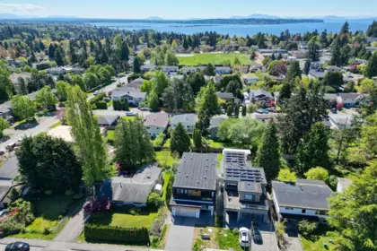 15908 Russell Avenue, White Rock, BC, White Rock — Single Family Residence for sale