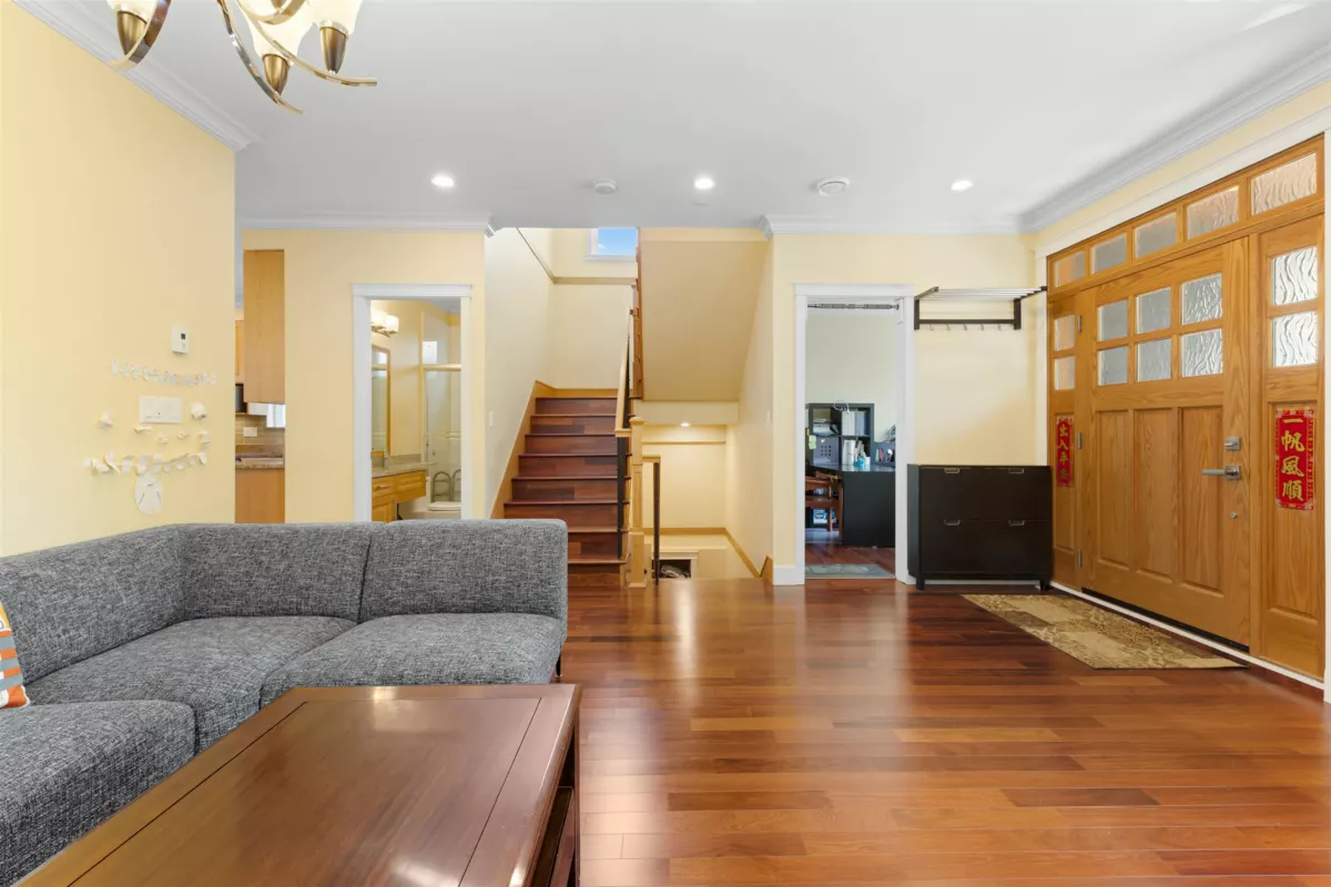Dining Area Photo of 3333 E 28th Avenue, Vancouver, BC