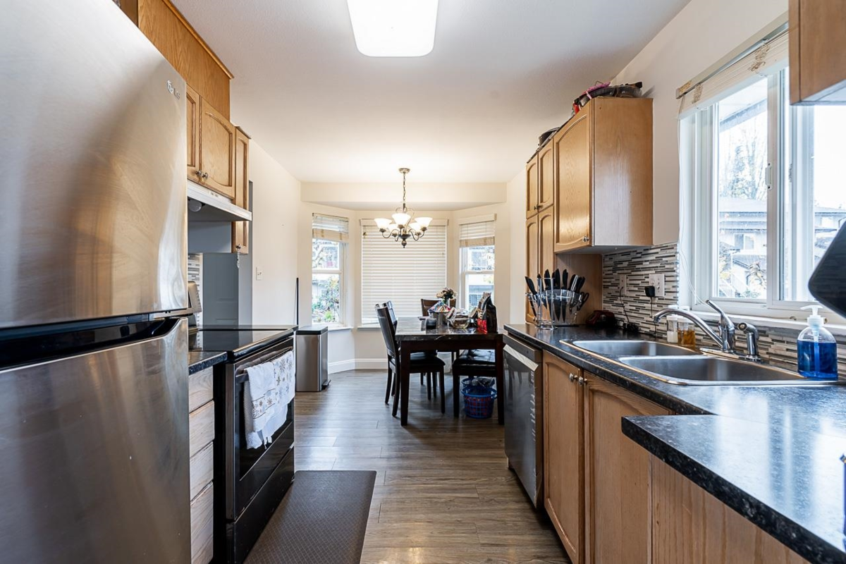 Kitchen Island Photo of 29 34332 Maclure Road, Abbotsford, BC