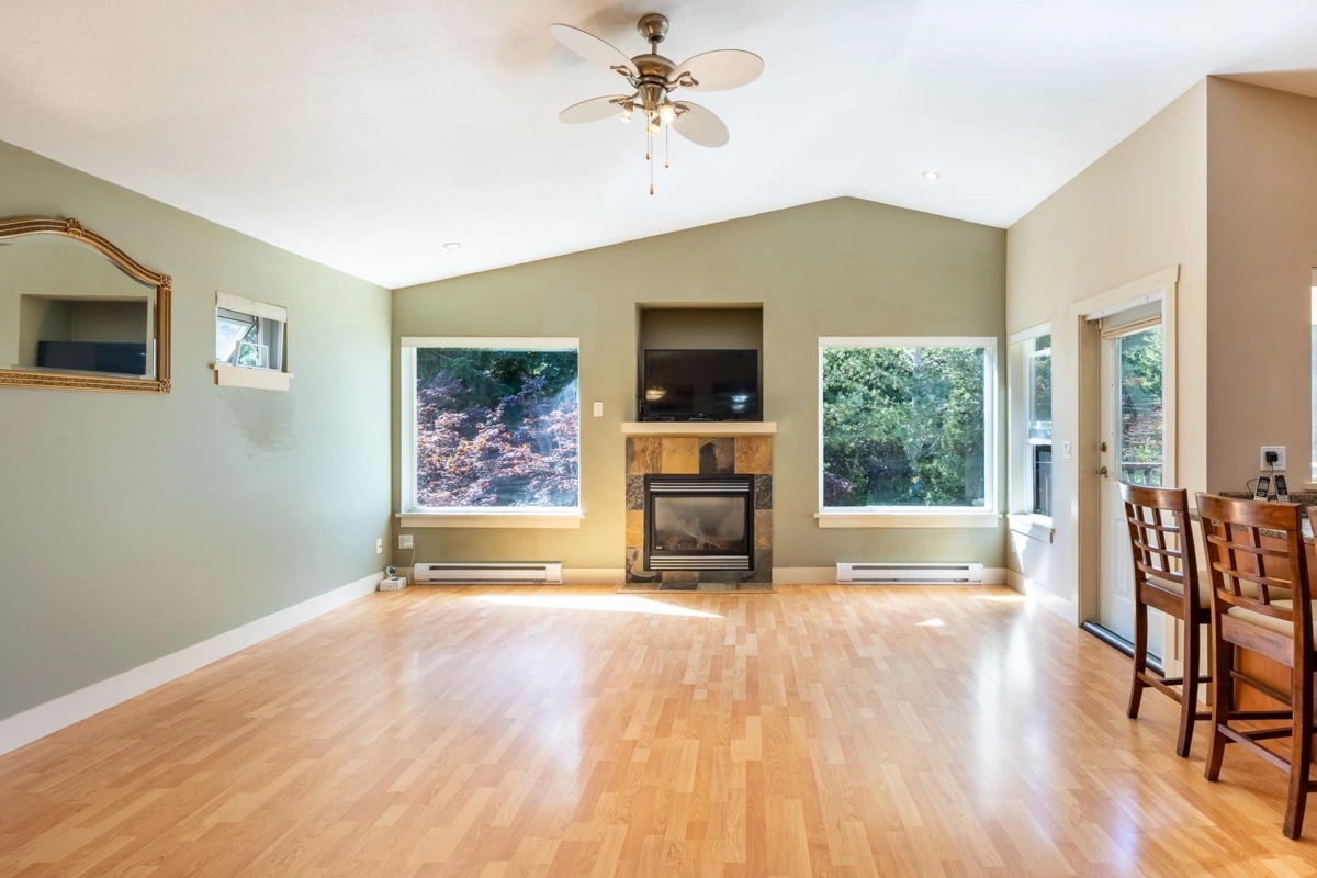 Breakfast Nook Photo of 23 12710 Lagoon Road, Madeira Park, BC