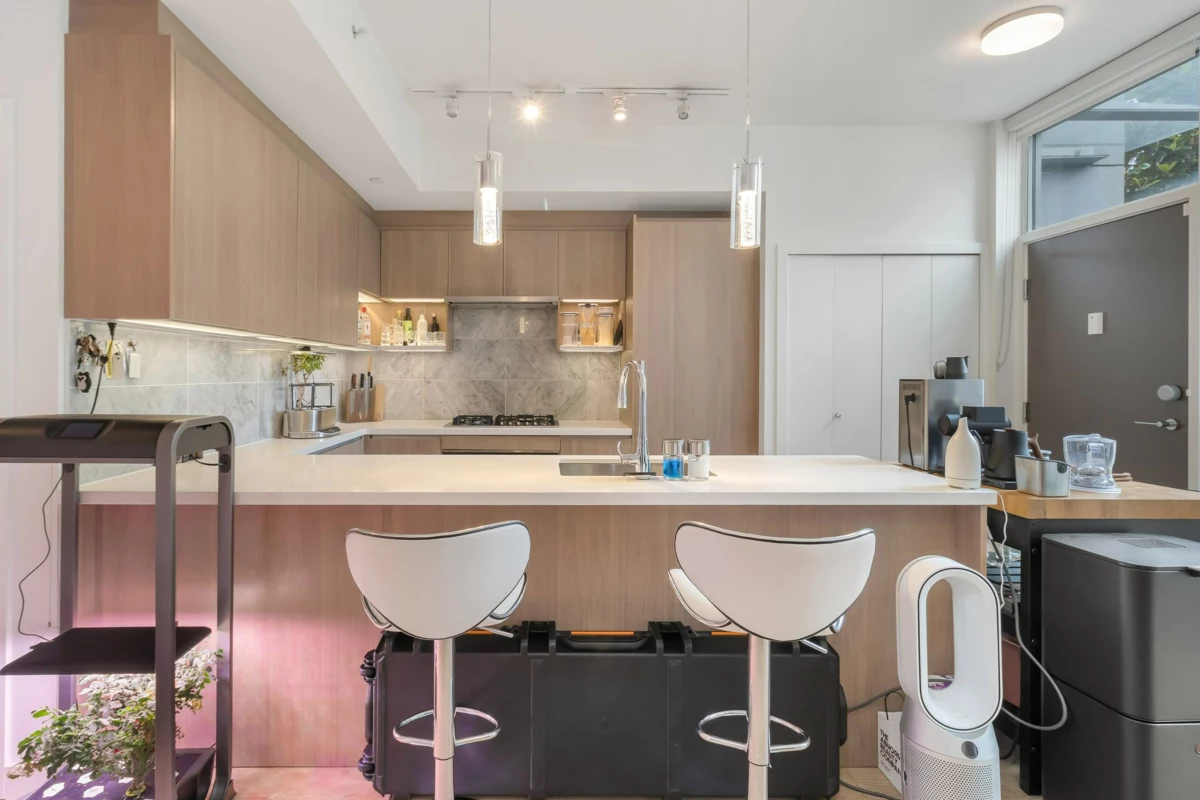 Kitchen Island Photo of TH3 13720 100 Avenue, Surrey, BC