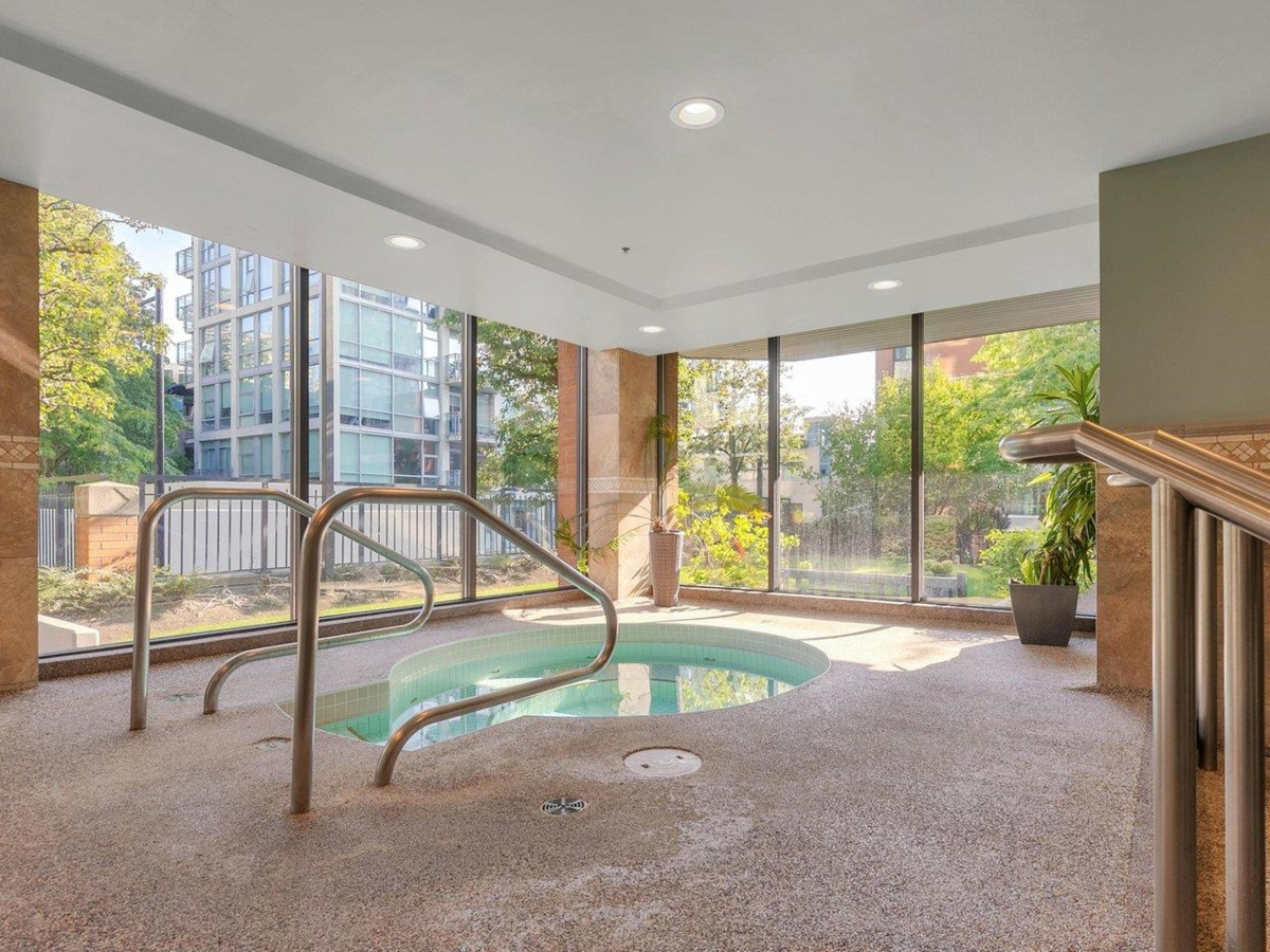 Backyard Photo of 1490 Hornby Street, Vancouver, BC