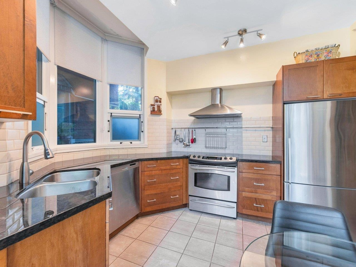 Kitchen Island Photo of 1490 Hornby Street, Vancouver, BC