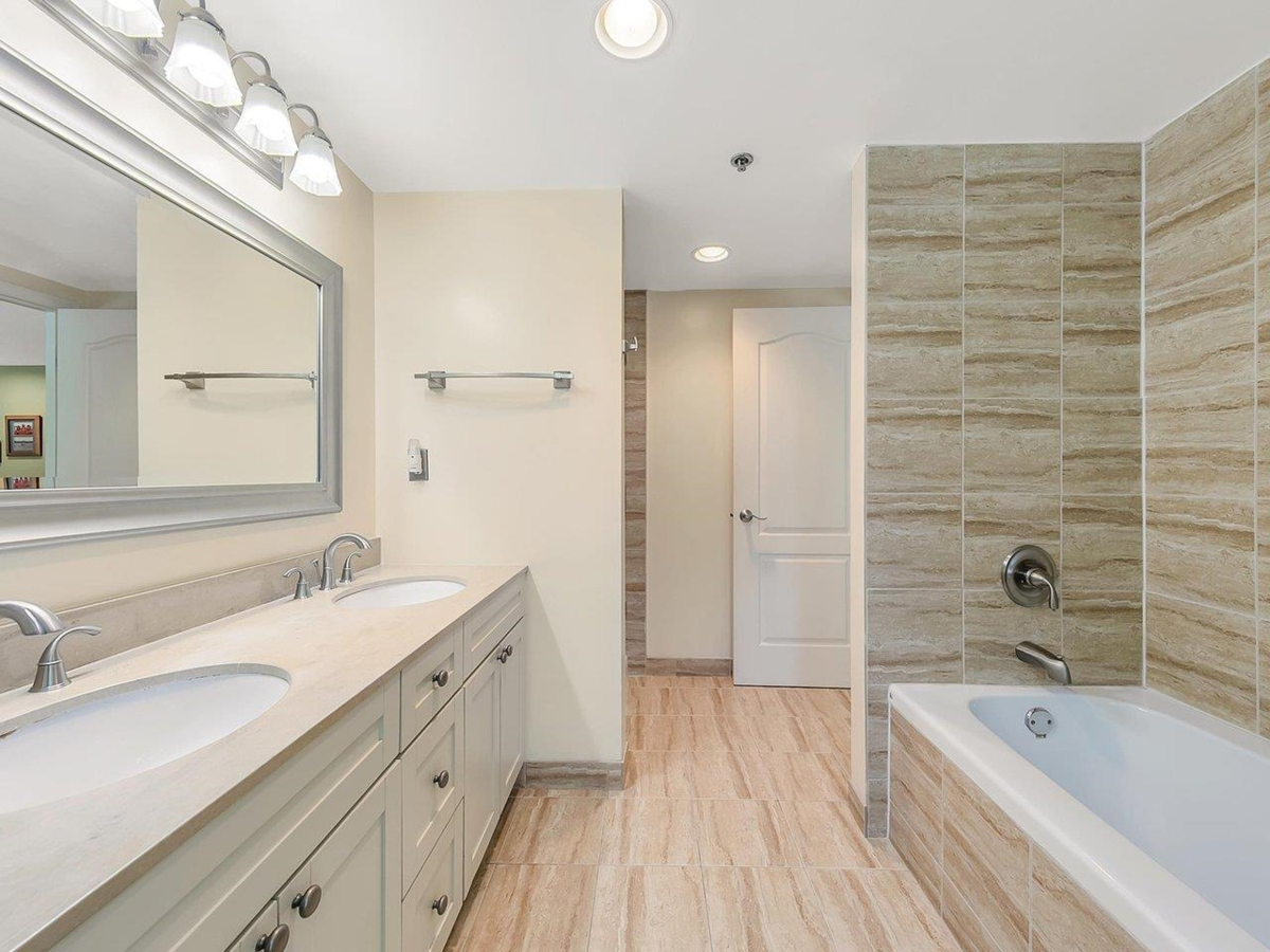 Powder Room Photo of 1490 Hornby Street, Vancouver, BC