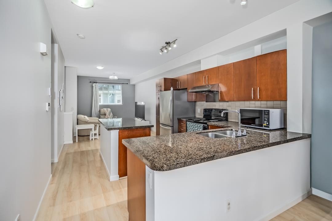Kitchen Island Photo of 35 935 Ewen Avenue, New Westminster, BC