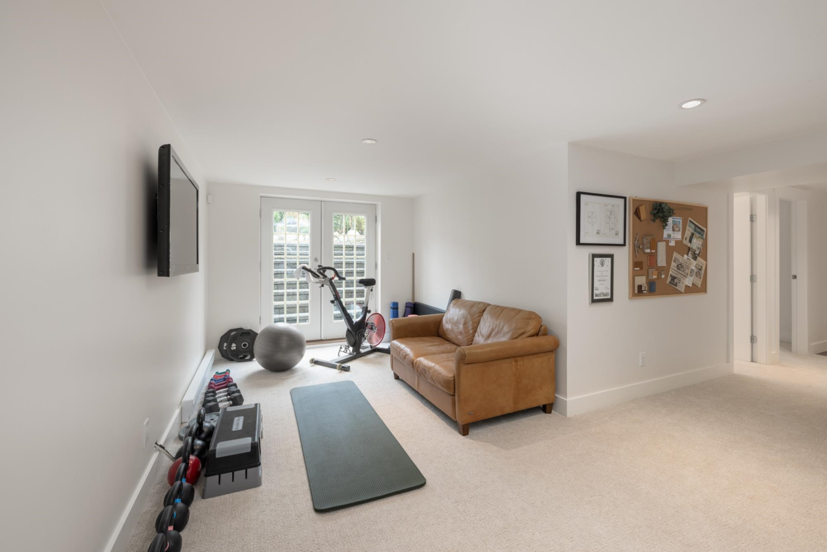 Front Yard Photo of 518 E 7th Street, North Vancouver, BC