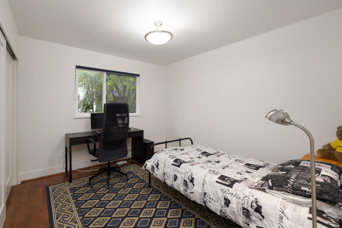 Hallway Photo of 518 E 7th Street, North Vancouver, BC