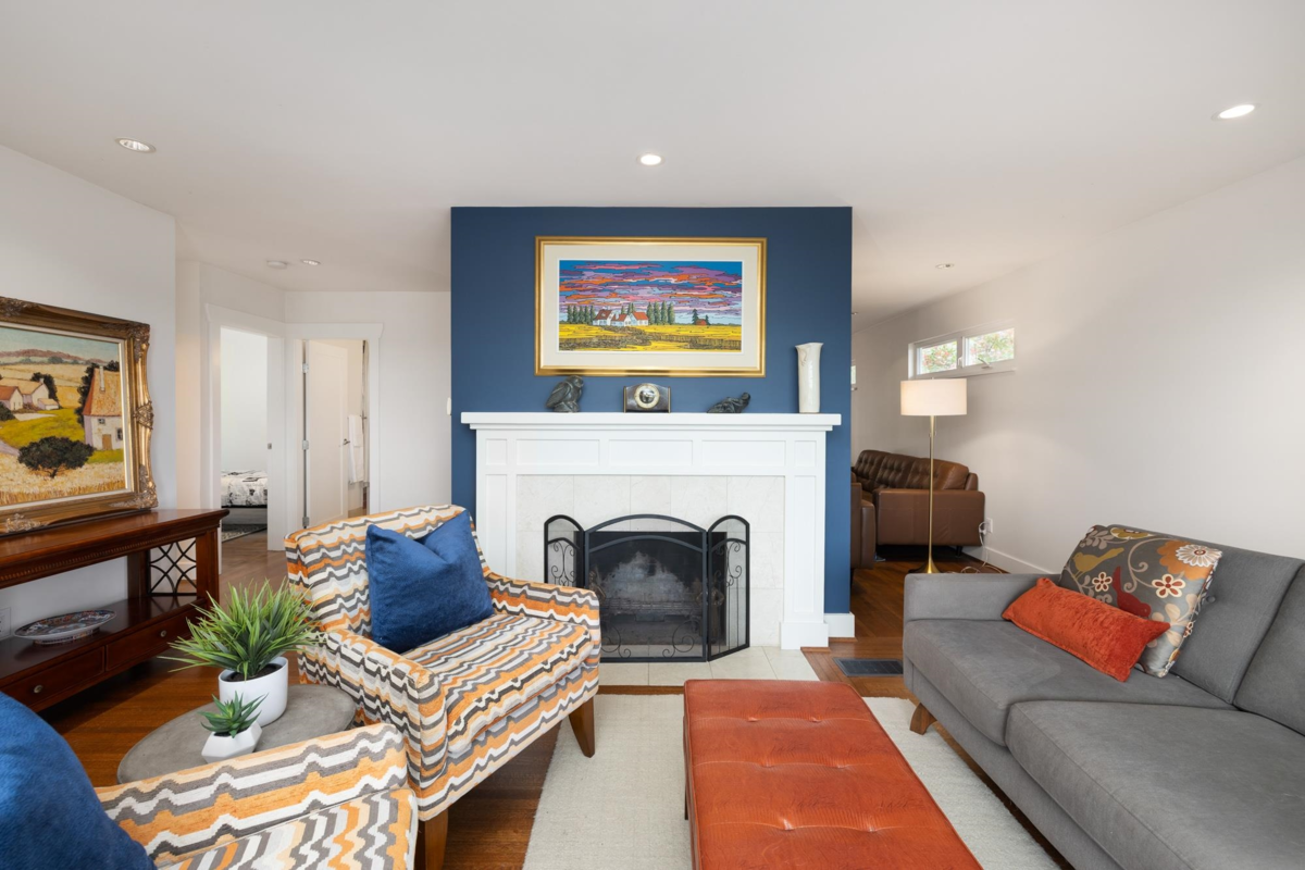 Kitchen Island Photo of 518 E 7th Street, North Vancouver, BC