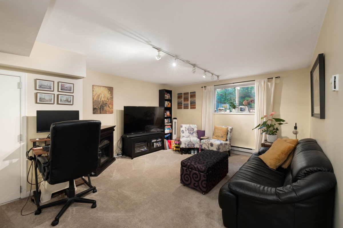 Neighborhood Park Photo Near 518 E 7th Street, North Vancouver, BC