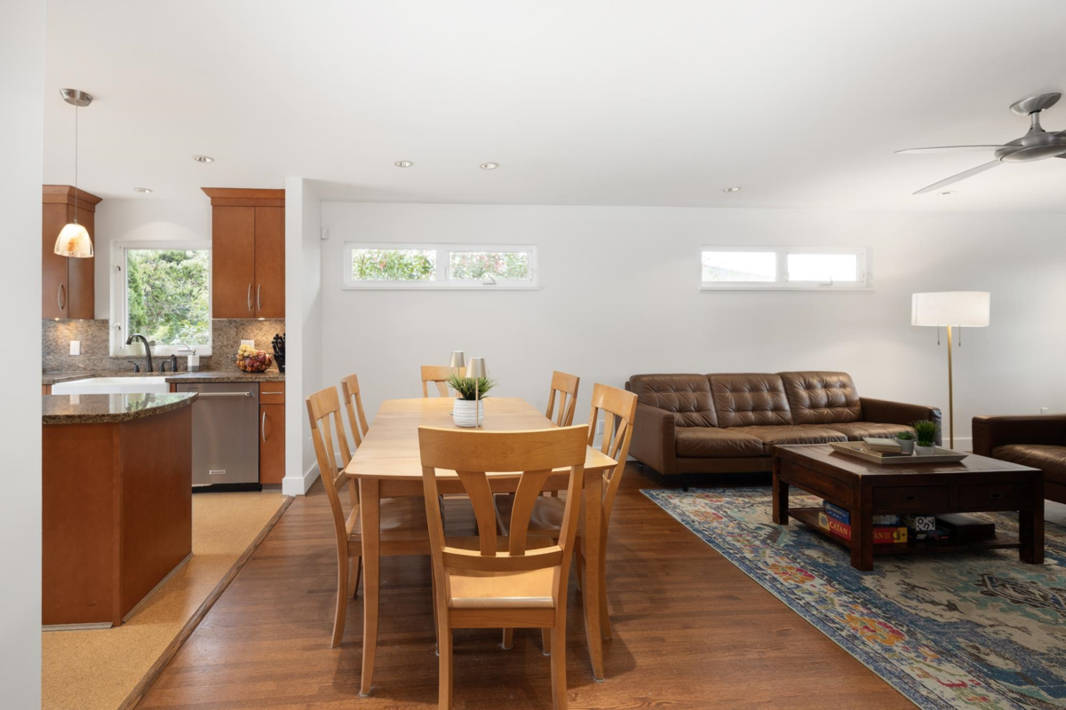 Walk-In Closet Photo of 518 E 7th Street, North Vancouver, BC