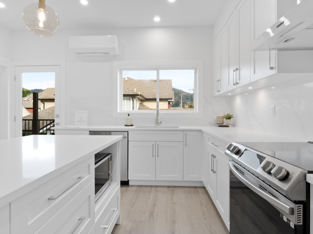 Living Room Photo of 3 1655 Agassiz Rosedale No 9 Highway, Agassiz, BC