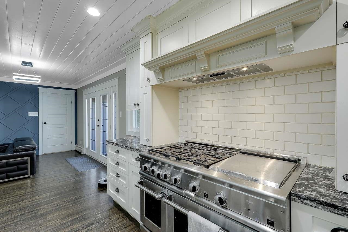 Basement Recreation Room Photo of 13721 Marine Drive, Surrey, BC