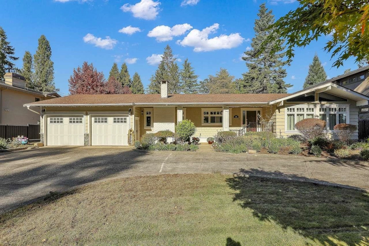 Family Room Photo of 13721 Marine Drive, Surrey, BC