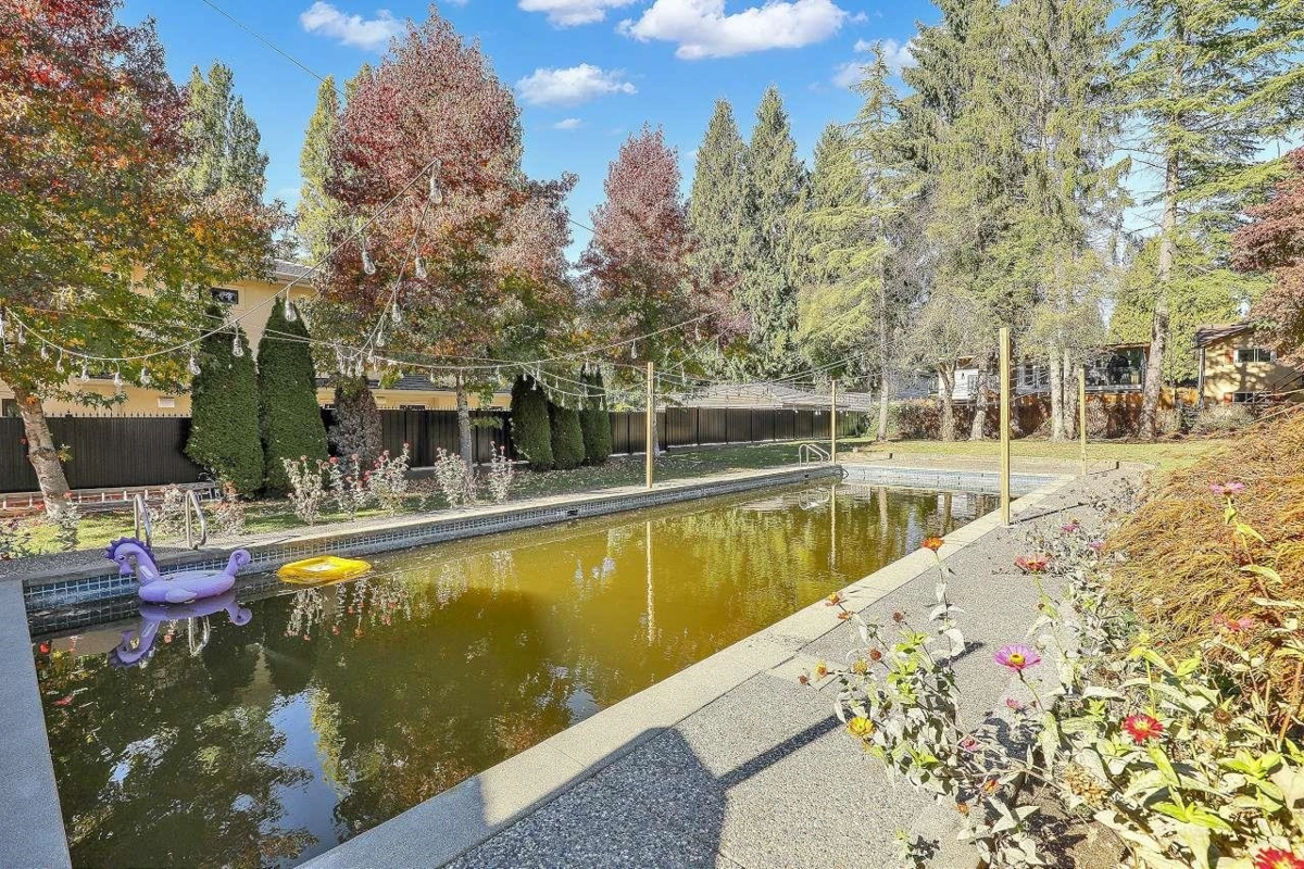 Garden / Landscaping Photo of 13721 Marine Drive, Surrey, BC