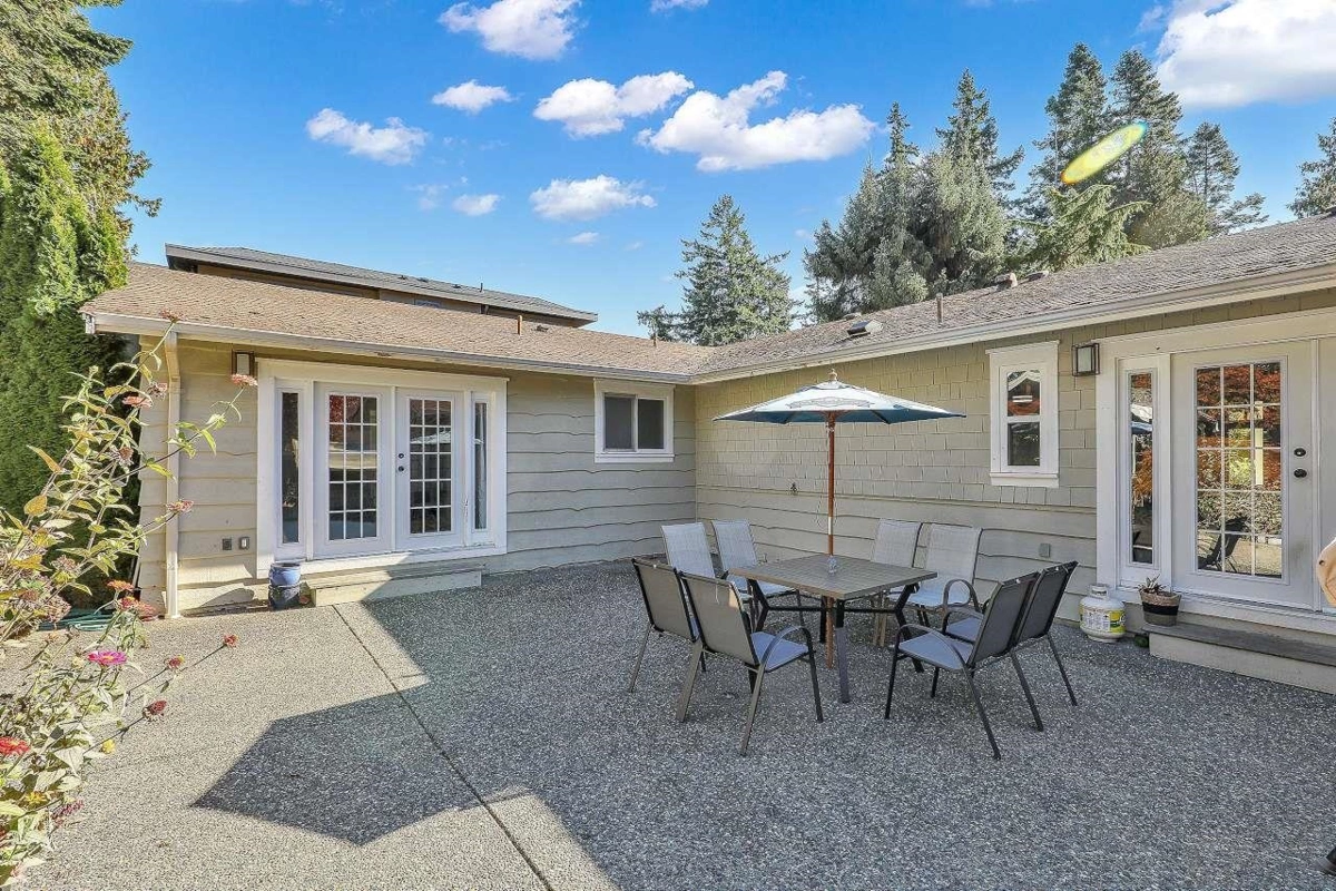 Kitchen Photo of 13721 Marine Drive, Surrey, BC