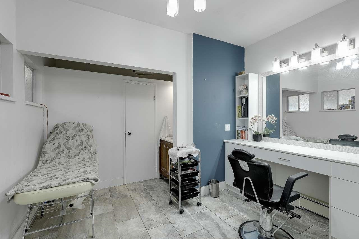 Mudroom Photo of 13721 Marine Drive, Surrey, BC