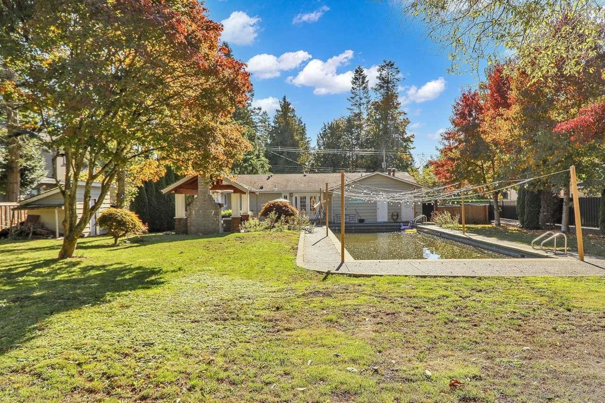 Primary Bathroom Photo of 13721 Marine Drive, Surrey, BC