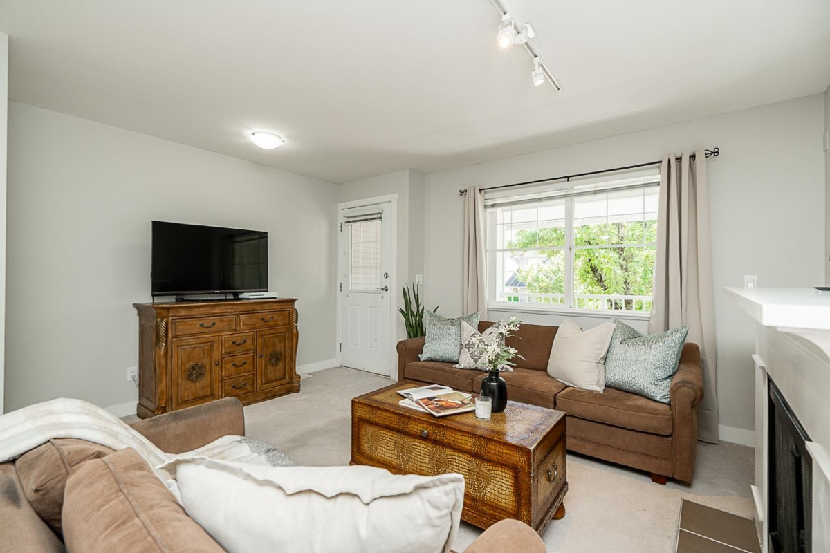 Dining Area Photo of 13 6555 192a Street, Surrey, BC