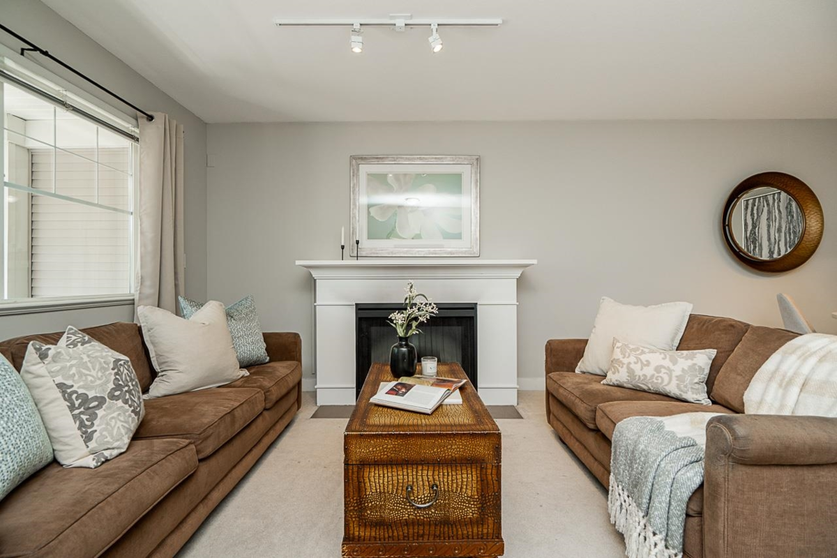 Kitchen Photo of 13 6555 192a Street, Surrey, BC