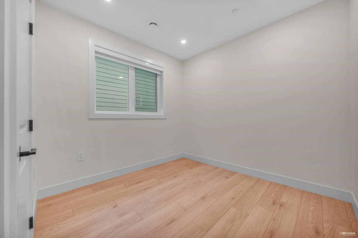 Guest Bathroom Photo of 3 3090 Vanness Avenue, Vancouver, BC