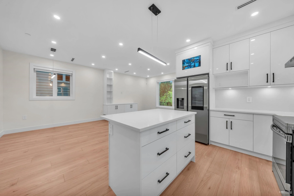 Kitchen Island Photo of 3 3090 Vanness Avenue, Vancouver, BC