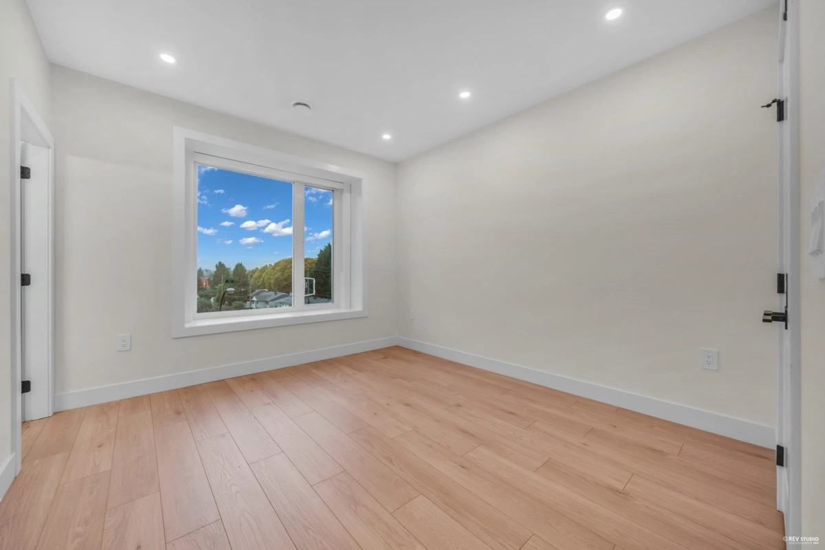 Walk-In Closet Photo of 3 3090 Vanness Avenue, Vancouver, BC