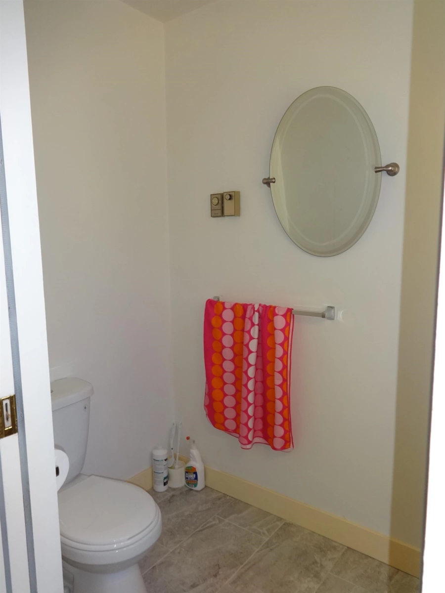 Guest Bathroom Photo of 11682 Sunshine Coast Highway, Madeira Park, BC