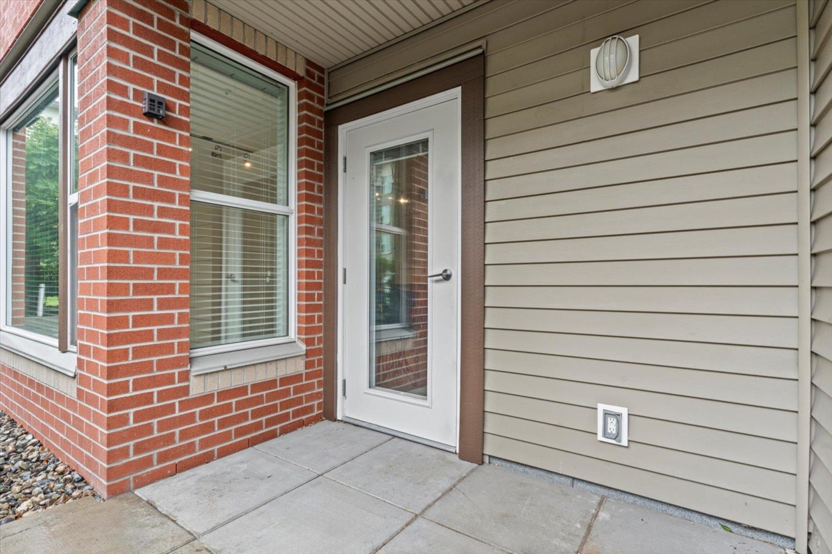 Entry Foyer Photo of 101 33538 Marshall Road, Abbotsford, BC