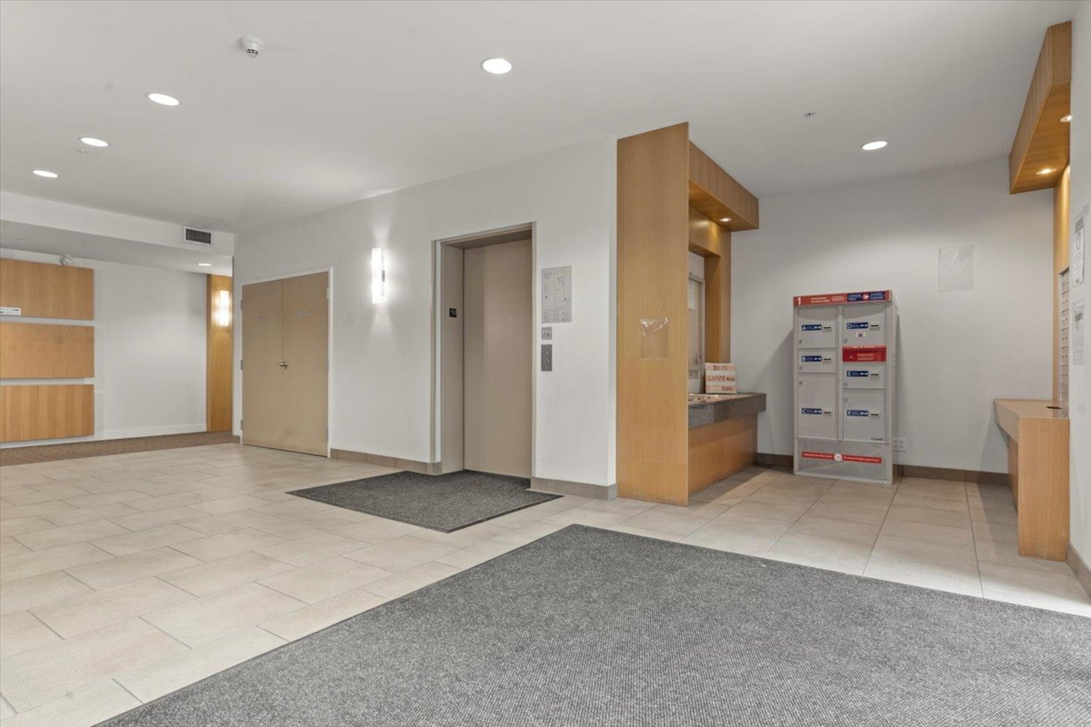 Hallway Photo of 101 33538 Marshall Road, Abbotsford, BC